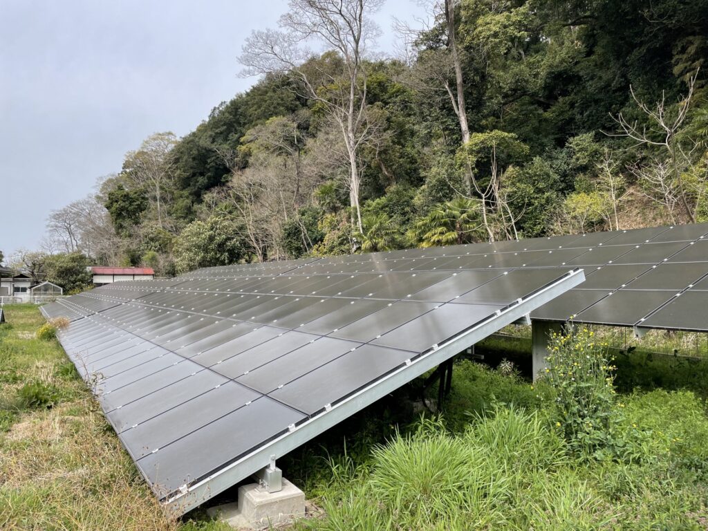 平置きされた太陽光パネル