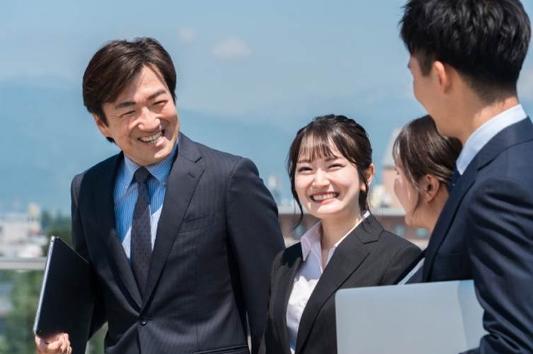 笑顔の従業員 コミュニケーション