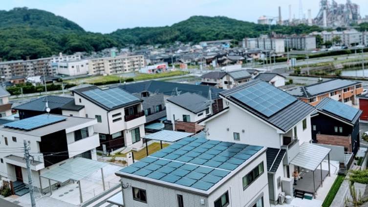 屋根の形状 ソーラーパネル 住宅街